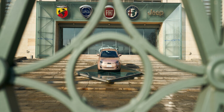 Stellantis, mancano gli ordini per il mercato dell’elettrico: a Mirafiori stop alla produzione della 500bev fino all`11 ottobre