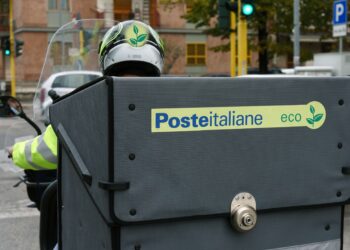 Occorre la querela di falso per contestare le attestazioni di un postino