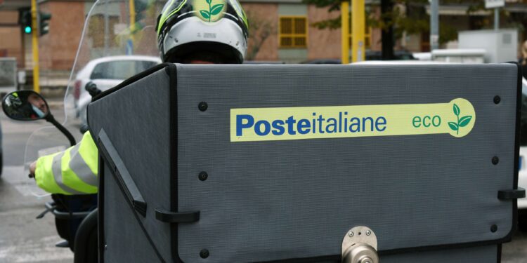 Occorre la querela di falso per contestare le attestazioni di un postino