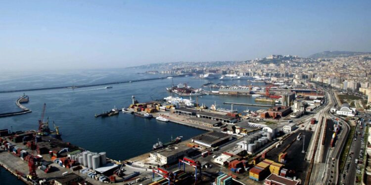 Napoli, operaio muore travolto da mezzo meccanico nel porto. Cisl: SOI sia strumento operativo