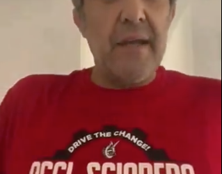 Metalmeccanici, Flavio Insinna (con t-shirt Fiom) “sponsor” dello sciopero: “Ci sarò sempre per dare una mano a chi è in difficoltà”