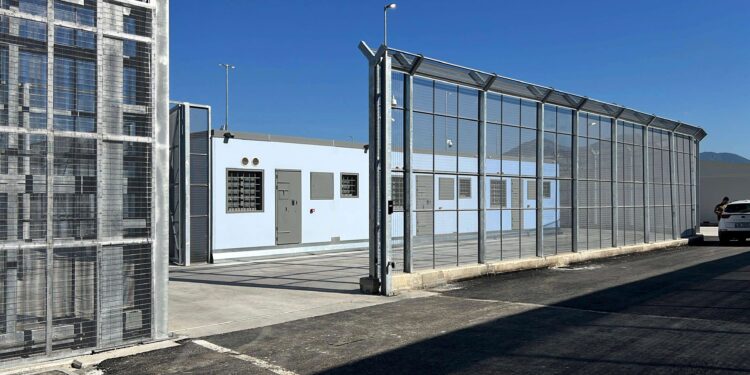 Non al denaro, né all’amore né al cielo: il penosissimo dibattito sui “costi” dei migranti in Albania