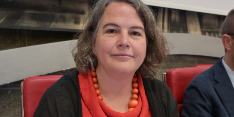 Sull’auto europea una tempesta perfetta. Intervista a Judith Kirton-Darling, segretaria generale di IndustriAll Europe