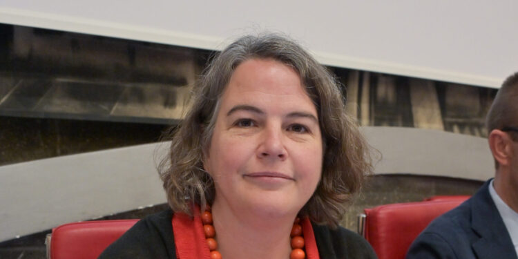 Sull’auto europea una tempesta perfetta. Intervista a Judith Kirton-Darling, segretaria generale di IndustriAll Europe