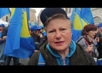 “Siamo noi, siamo noi, il sistema sanitario siamo noi”. Medici e infermieri portano la sanità malata in piazza