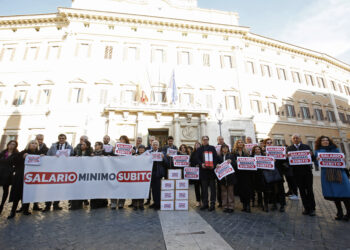 Salario minimo, parlamentari di Pd, M5s, AVs consegnano le firme per il pdl