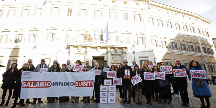 Salario minimo, parlamentari di Pd, M5s, AVs consegnano le firme per il pdl