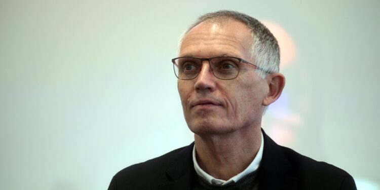 Carlos Tavares si dimette da ceo di Stellantis, il titolo crolla in borsa