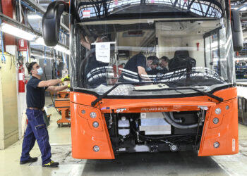 Menarinibus, Urso in visita a Flumeri per il nuovo piano industriale: ottimismo per il rilancio, ma per i sindacati servono più certezze