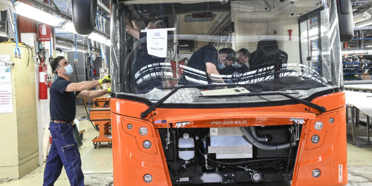 Menarinibus, Urso in visita a Flumeri per il nuovo piano industriale: ottimismo per il rilancio, ma per i sindacati servono più certezze