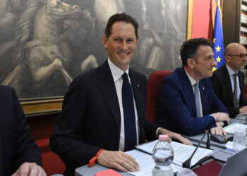 Stellantis, l’’operazione simpatia” di Elkann per ricucire col governo