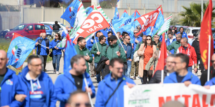 Contratto Metalmeccanici, Cgil-Cisl-Uil al fianco dei lavoratori. Landini: la posizione di Federmeccanica è inaccettabile, si riapra la trattativa per il rinnovo