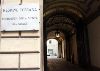 Lavoro, dalla regione Toscana ok al sistema “premiale” per chi garantisce il salario minimo negli appalti pubblici