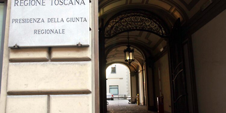 Lavoro, dalla regione Toscana ok al sistema “premiale” per chi garantisce il salario minimo negli appalti pubblici
