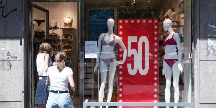 Moda, è crisi anche nel settore retail: meno 18 negozi ogni giorno. Felloni (Federazione Moda Italia): urge un Piano che sostenga l’intera filiera