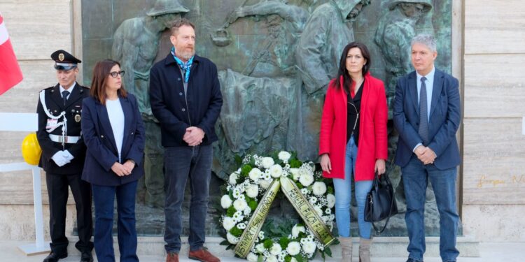 Giornata mondiale per la salute e la sicurezza sul lavoro, i sindacati degli edili depongono una corona all’Inail in memoria delle vittime