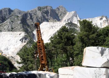 Carrara, operaio muore in una cava di marmo