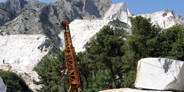 Carrara, operaio muore in una cava di marmo