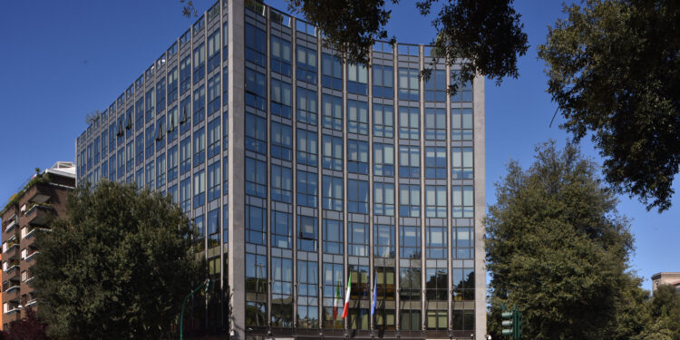 Metalmeccanici, Leonardo chiede la riapertura delle trattative per il contratto: “questo stallo danneggia le imprese, la mediazione va trovata ora”. La lettera riservata che spiazza Federmeccanica. I sindacati in assemblea pubblica il 20 a Bologna