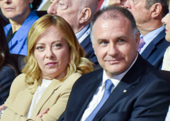 Confindustria, Orsini avvisa il governo: situazione insostenibile, serve un piano per l’industria o le imprese scappano e non garantiamo l’occupazione. Ma Meloni: “pensate in grande, io lo farò”. Poi tutti uniti contro l’Ue del Green deal