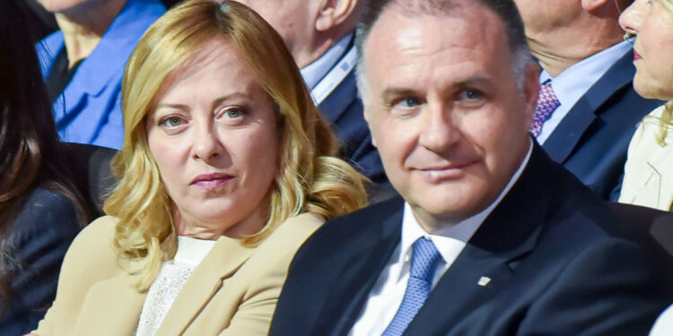 Confindustria, Orsini avvisa il governo: situazione insostenibile, serve un piano per l’industria o le imprese scappano e non garantiamo l’occupazione. Ma Meloni: “pensate in grande, io lo farò”. Poi tutti uniti contro l’Ue del Green deal