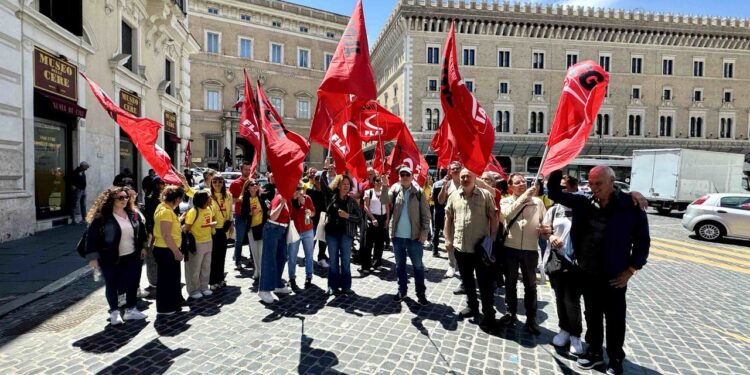 Agroindustria, in migliaia ai presidi della Flai Cgil davanti alle prefetture. Mininni: “troppo spesso lavoro è sfruttamento, coi referendum cancelliamo leggi ingiuste”