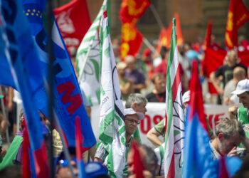 Metalmeccanici in piazza per il rinnovo del contratto, bloccate la tangenziale Bologna e il porto Ancona