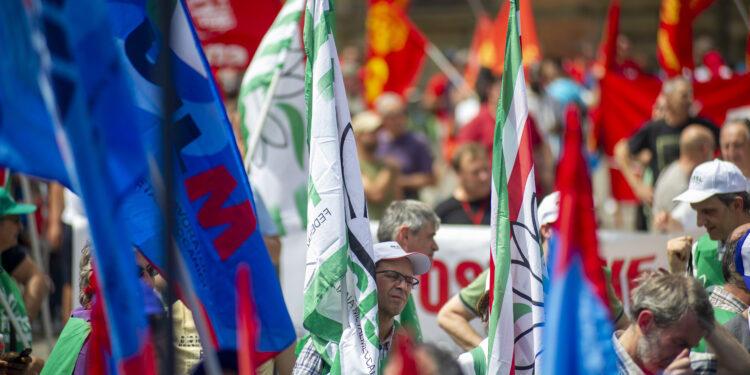 Metalmeccanici in piazza per il rinnovo del contratto, bloccate la tangenziale Bologna e il porto Ancona