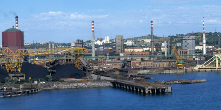 Piombino, verso la firma dell’Accordo di Programma per il rilancio del polo siderurgico, i sindacati sospendono lo sciopero del 12 giugno