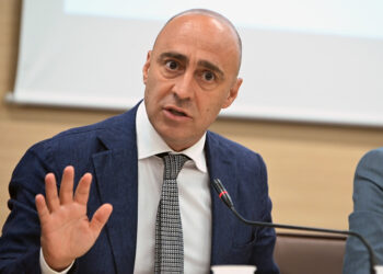 Taranto, il sindaco Piero Bitetti si dimette per “inagibilità politica” mentre è in gioco il futuro dell’ex Ilva