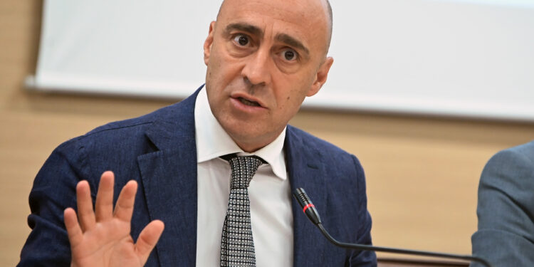 Taranto, il sindaco Piero Bitetti si dimette per “inagibilità politica” mentre è in gioco il futuro dell’ex Ilva