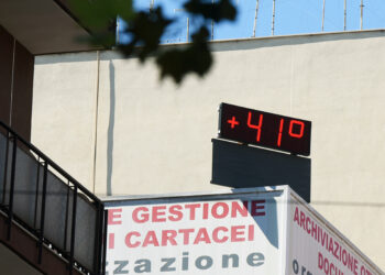 Emergenza caldo, dalle Regioni arrivano le ordinanze per la tutela dei lavoratori esposti alle alte temperature: stop dalle 12.30 alle 16 in cantieri, cave e campi