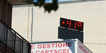 Emergenza caldo, dalle Regioni arrivano le ordinanze per la tutela dei lavoratori esposti alle alte temperature: stop dalle 12.30 alle 16 in cantieri, cave e campi