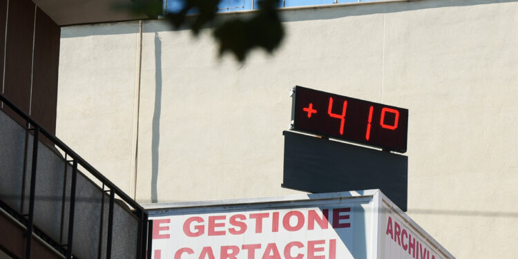 Emergenza caldo, dalle Regioni arrivano le ordinanze per la tutela dei lavoratori esposti alle alte temperature: stop dalle 12.30 alle 16 in cantieri, cave e campi