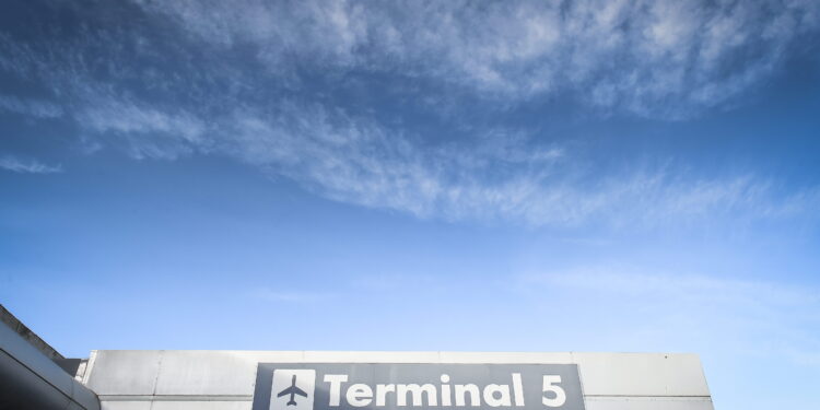 Sicurezza lavoro, operaio muore all’aeroporto di Fiumicino: il cordoglio dei sindacati