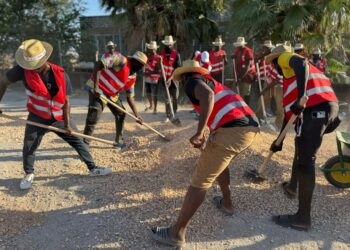 A Torretta Antonacci (Foggia) braccianti e sindacato riparano la strada che porta al ghetto degli immigrati. Mininni (Flai), “uno sciopero al contrario, come insegnava Di Vittorio”