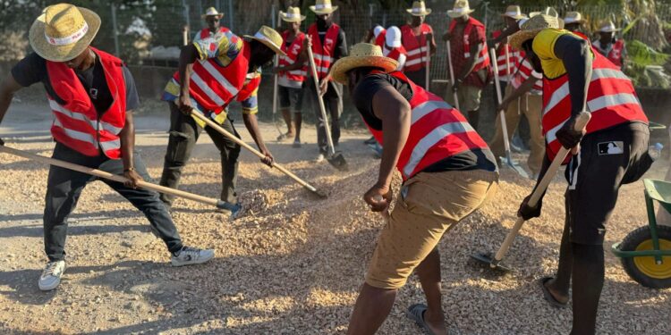 A Torretta Antonacci (Foggia) braccianti e sindacato riparano la strada che porta al ghetto degli immigrati. Mininni (Flai), “uno sciopero al contrario, come insegnava Di Vittorio”