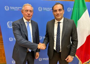 Stellantis, tra l’“operazione simpatia” con il governo e il pressing dei sindacati l’ago della bilancia resta l’Europa