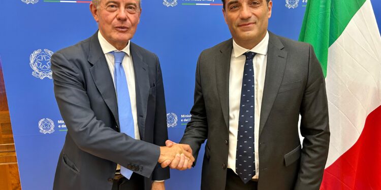 Stellantis, tra l’“operazione simpatia” con il governo e il pressing dei sindacati l’ago della bilancia resta l’Europa