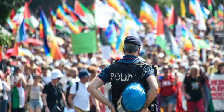 L’Italia si mobilita per Gaza, ma a Milano scatta la guerriglia