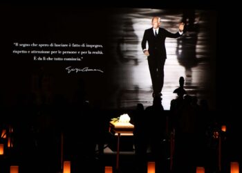 Après moi, nessuno. L’ultima volontà di Armani è fare quello che non ha mai voluto: vendere. Il testamento impone la cessione entro 18 mesi, indicando Lvmh, Essilux o L’Oreal come acquirenti