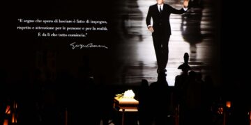 Après moi, nessuno. L’ultima volontà di Armani è fare quello che non ha mai voluto: vendere. Il testamento impone la cessione entro 18 mesi, indicando Lvhm, Essilux o Oreal come acquirenti