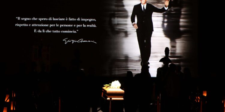 Après moi, nessuno. L’ultima volontà di Armani è fare quello che non ha mai voluto: vendere. Il testamento impone la cessione entro 18 mesi, indicando Lvmh, Essilux o L’Oreal come acquirenti