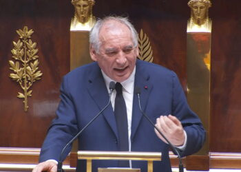 Francia, sfiduciato Bayrou