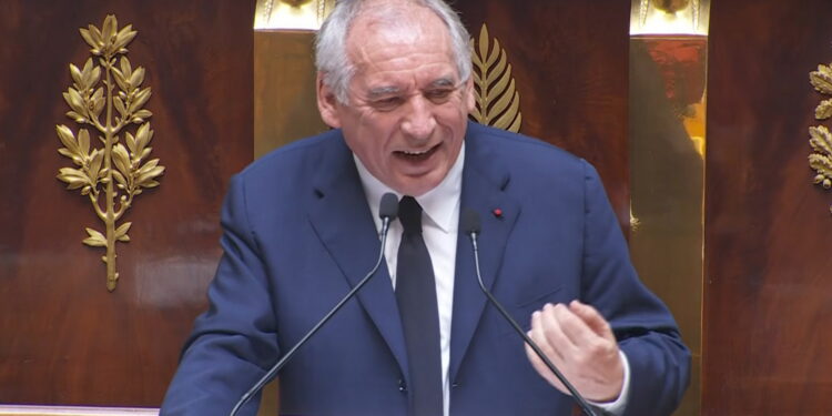 Francia, sfiduciato Bayrou