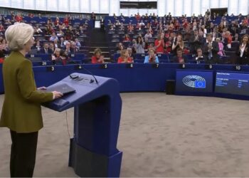 La “lista della spesa” di von der Leyen non convince il Parlamento Ue: freddezza e qualche contestazione per il discorso sullo Stato dell’Unione. Unica novità (applaudita) lo stop a Israele