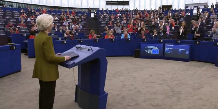 La “lista della spesa” di von der Leyen non convince il Parlamento Ue: freddezza e qualche contestazione per il discorso sullo Stato dell’Unione. Unica novità (applaudita) lo stop a Israele