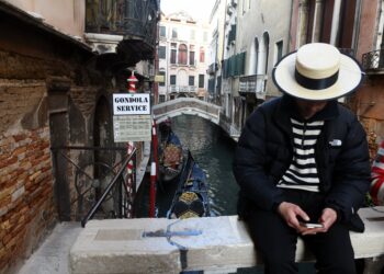 Giubileo, per la prima volta nella storia le gondole di Venezia solcano il Tevere