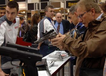 Gli italiani e la difesa fai da te: 5 milioni possiedono un’arma e sono pronti a sparare al ladro. Ma i furti sono in calo, mentre crescono i delitti in famiglia contro le donne: ‘’i criminali hanno le chiavi di casa’’. I dati del Rapporto Censis-Verisure sulla sicurezza