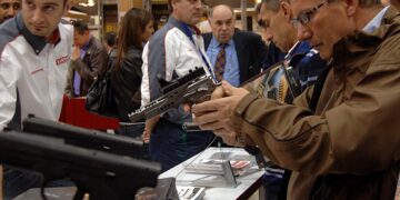 Gli italiani e la difesa fai da te: 5 milioni possiedono un’arma e sono pronti a sparare al ladro. Ma i furti sono in calo, mentre crescono i delitti in famiglia contro le donne: ‘’i criminali hanno le chiavi di casa’’. I dati del Rapporto Censis-Verisure sulla sicurezza